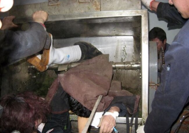 Fəhlənin başı aparatın altında qaldı+DƏHŞƏTLİ VİDEO