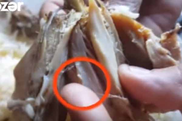 Azərbaycanda restoranda yeməkdən qurd çıxdı (VİDEO)