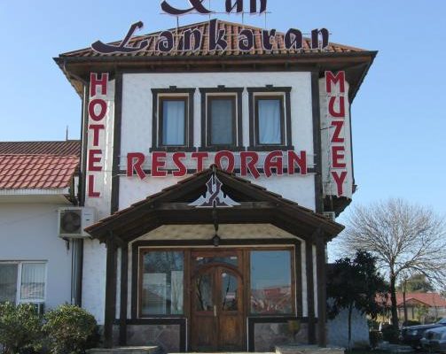 Vəzifəli şəxsə məxsus bahalı restoranda rəzalət-Yeməkdən qurd çıxdı-Video