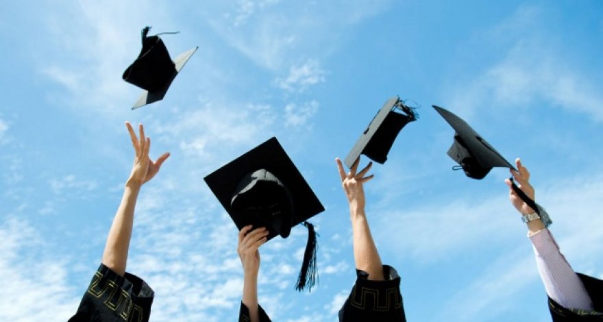 В Баку 52-летний мужчина стал выпускником – ФОТО