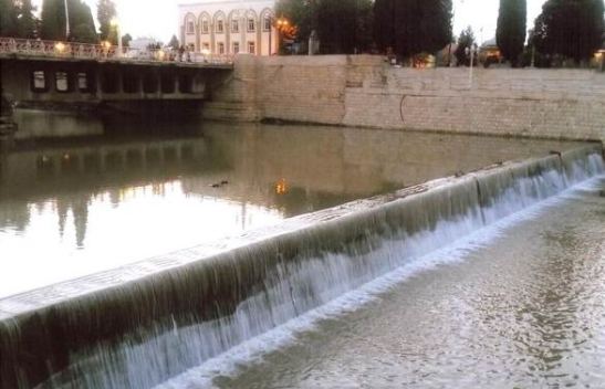 Gəncədə 4 yaşlı uşaq körpüdən çaya düşdü – FHN AXTARIŞA BAŞLADI