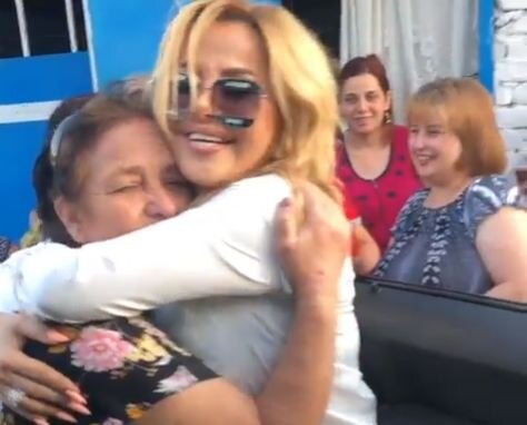 Yaşlı qadın Mətanət Əsədovaya sarıldı: 