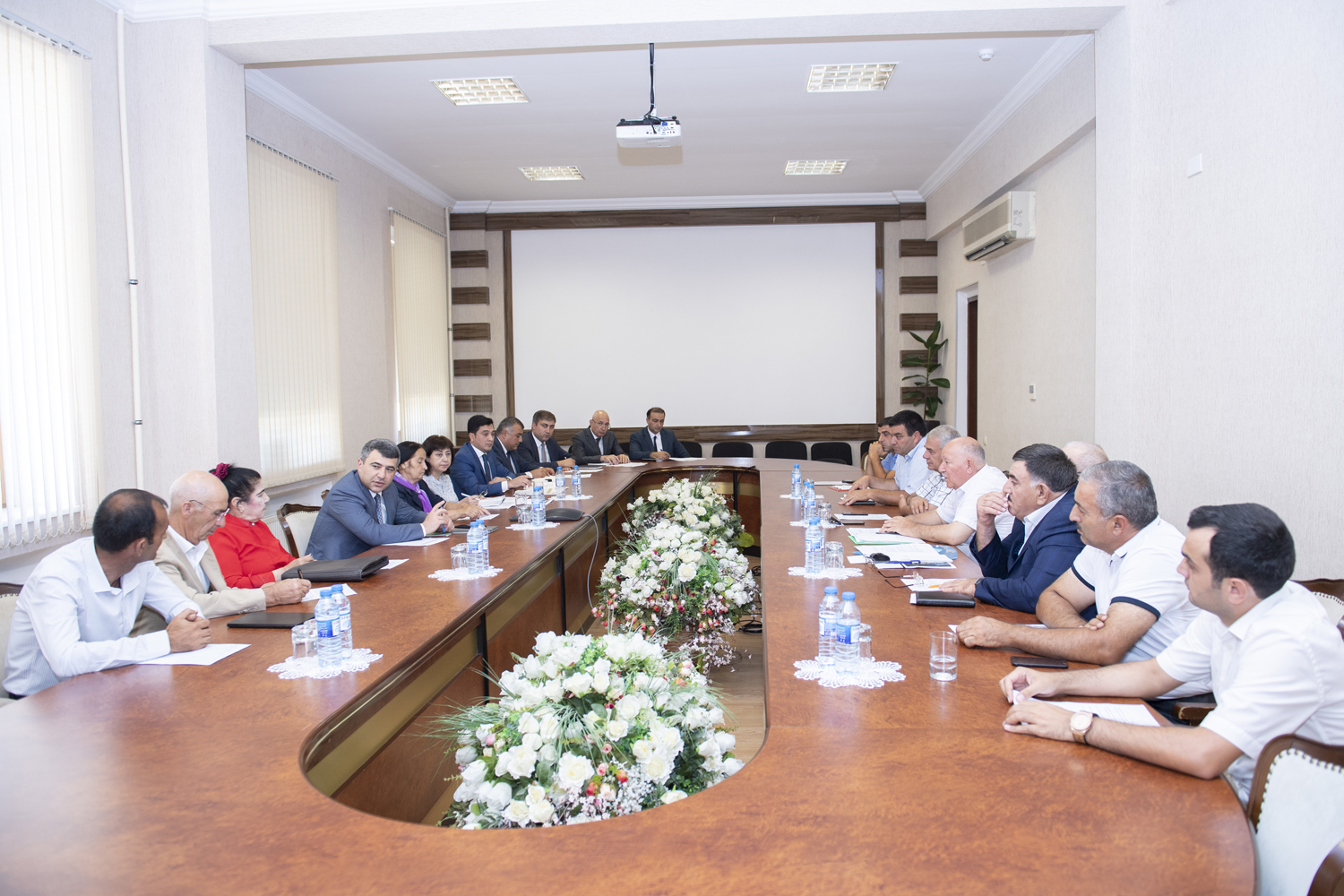 KƏND TƏSƏRRÜFATI NAZİRLİYİNDƏ FERMERLƏR ŞURASININ NÖVBƏTİ TOPLANTISI KEÇİRİLİB