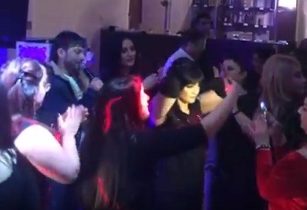 Bakıda restoranda biabırçılıq - Azərbaycan qadını bu mahnıya da oynadı - VİDEO