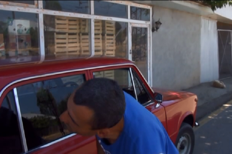 Bu şəxsin yanında şaftalı deyəndə huşunu itirir - VİDEO