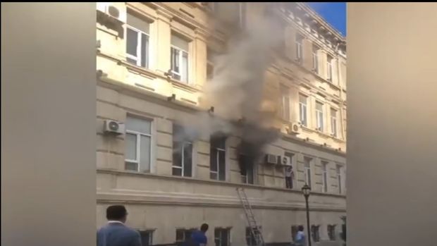 Пожар в Азербайджанском государственном экономическом университете - ВИДЕО