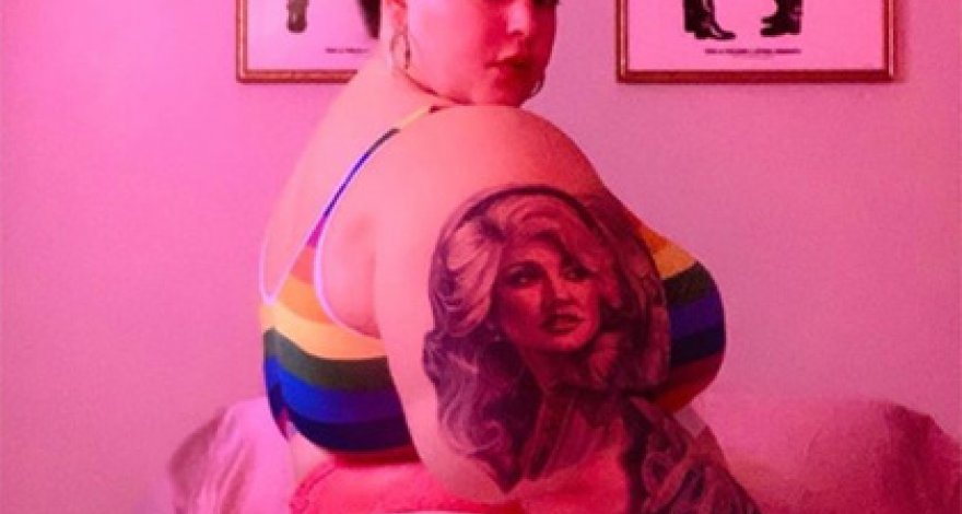 Самая тучная в мире модель поздравила геев снимком в белье и взволновала фанатов