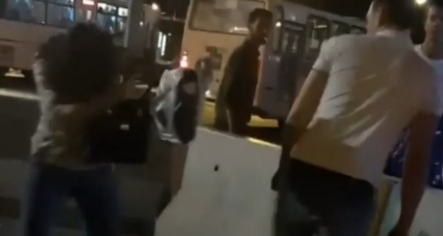 Мужчина бьет женщину на остановке в Баку – ВИДЕО
