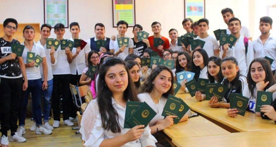 Выпускникам IX и XI классов школ Баку выдаются аттестаты - ФОТО