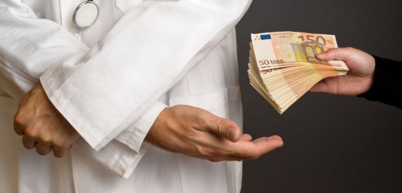 Bərdə rayon Mərkəzi Xəstəxanasında biabırçılıq: Həkim rüşvət alarkən görüntüləndi (VİDEO)