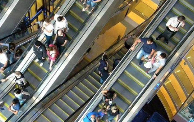 Ticarət mərkəzində faciə - Azyaşlı yıxılaraq öldü - Azərbaycanda