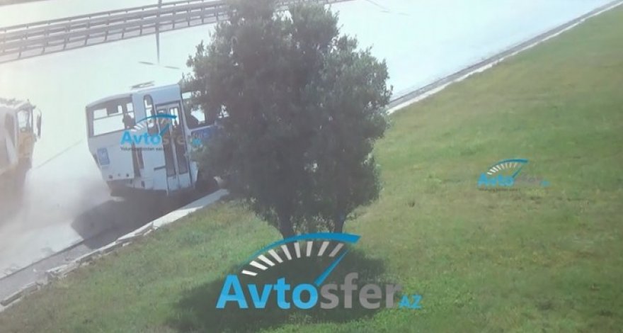 В столице эвакуатор въехал в пассажирский автобус - ВИДЕО