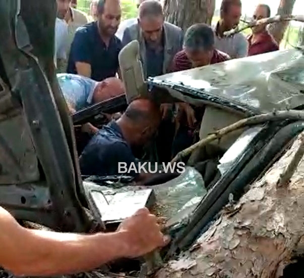 Bakıda maşın sürətlə parka girdi, sürücü tanınmaz hala düşdü – DƏHŞƏTLİ VİDEO