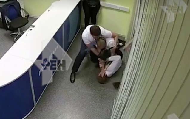 Təyyarəyə gecikdi, aviaşirkətin əməkdaşını döydü - Video