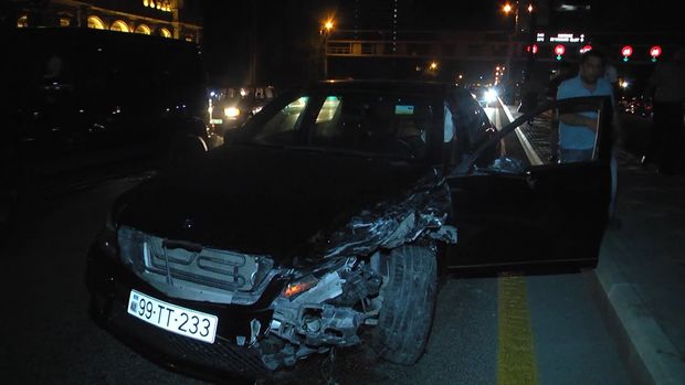 Mercedes врезался в Hyundai и выбил у него колесо - ВИДЕО