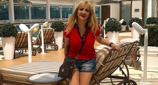 Açıq-saçıq geyinən 52 yaşlı xalq artisti hicaba girdi – FOTO