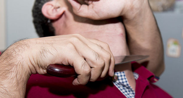 В Худате таксисту нанесли ножевые ранения