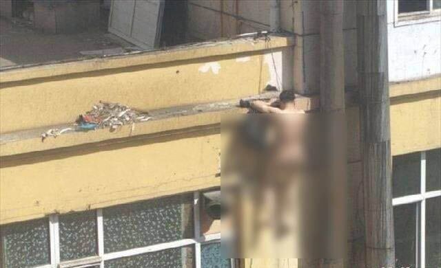 Əri işdə olan qadın fəhləni intim münasibət üçün evə çağırdı -Görün nələr oldu- 18+ VİDEO