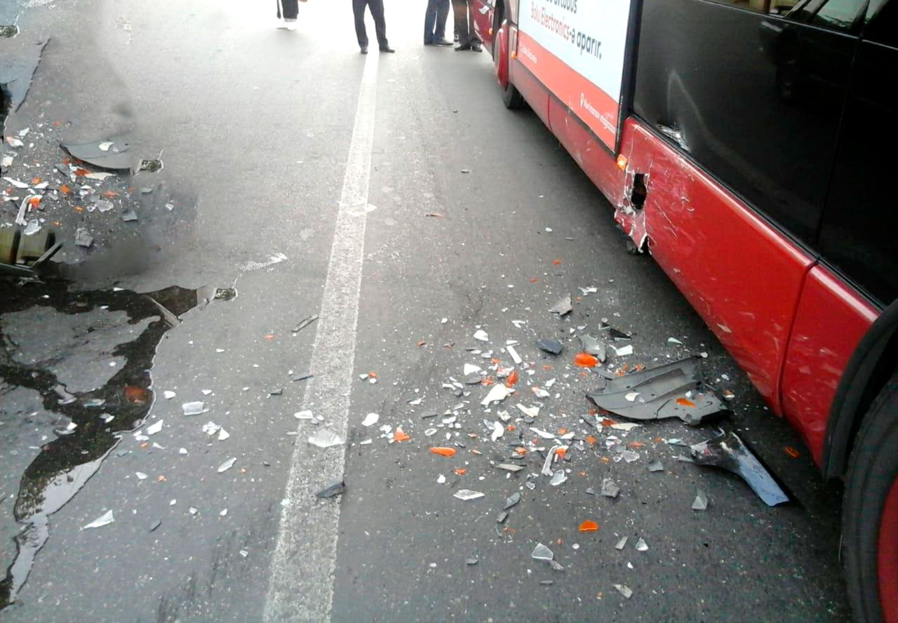 Yük maşını “BakuBus”a çırpıldı - Yaralılar var - VİDEO
