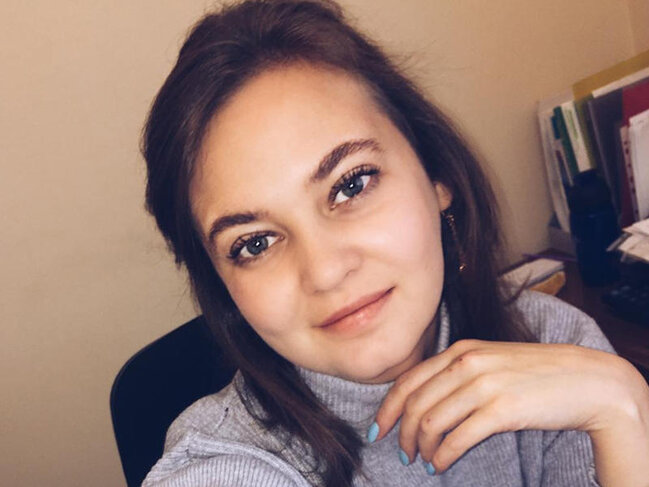 Dövlət qulluğunda işləyən qızın erotik FOTOları yayıldı