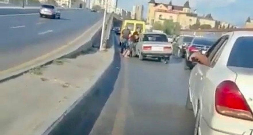 На проспекте Бабека автомобиль упал в дренажный колодец