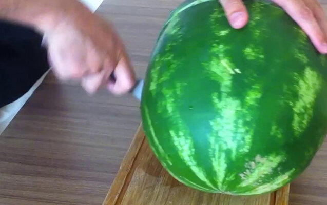 Qarpız kəsəndə bıçaq qarnına batdı