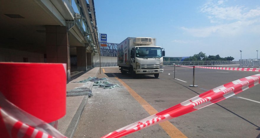 На территории Международного аэропорта Гейдар Алиев произошло ДТП - ФОТО