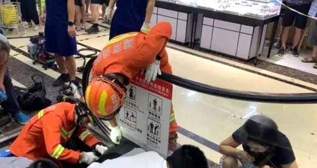 İki yaşlı uşağın qolu eskalatorun pilləkənləri arasında qaldı - ANBAAN VİDEO