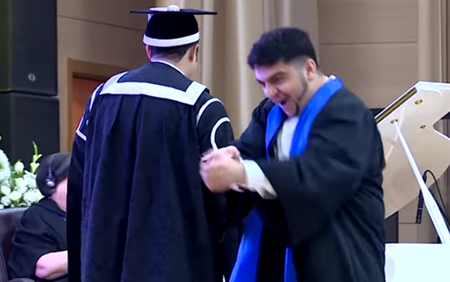 Bakıda maraqlı hadisə: Tələbə rektordan diplomu oynaya-oynaya aldı - VİDEO