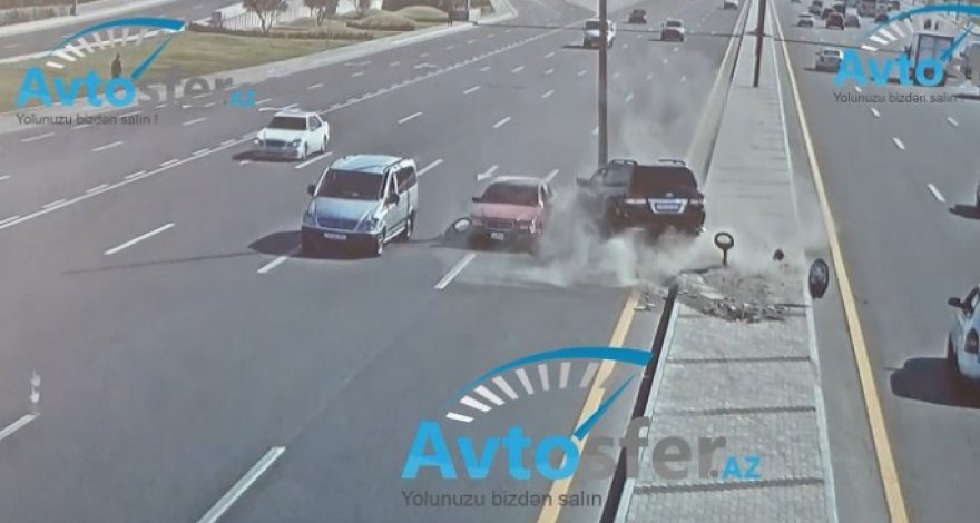 В Баку «Land Cruiser» снес фонарный столб - ВИДЕО