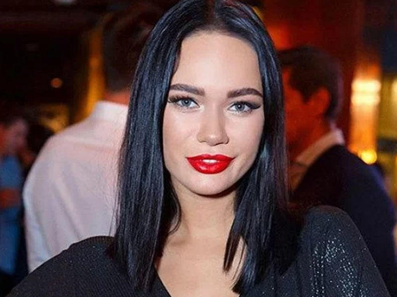 Məşhur aparıcı şüşənin qapağını sinəsi ilə açdı - VİDEO