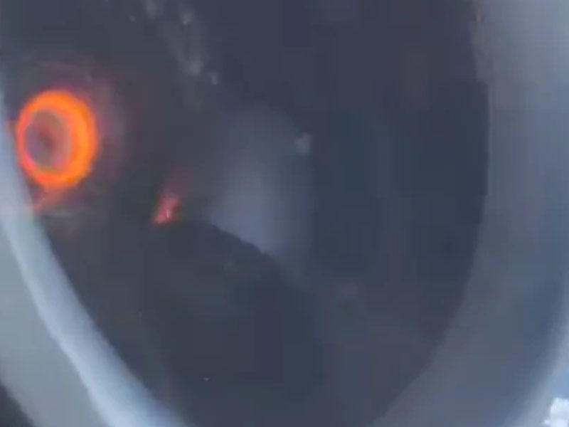 Təyyarədə qorxulu anlar - Mühərrik qırılıb, pərlərin üstünə düşdü - VİDEO