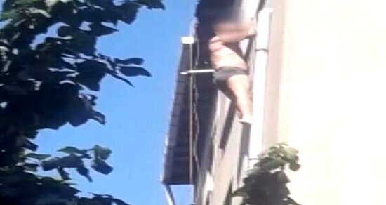 BİABIRÇI OLAY: İntim münasibət üçün girdiyi evdən lüt şəkildə balkona atıldı - VİDEO