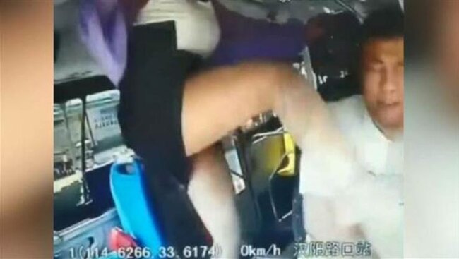 Qız sərnişin avtobusunun sürücüsünü döydü - VİDEO