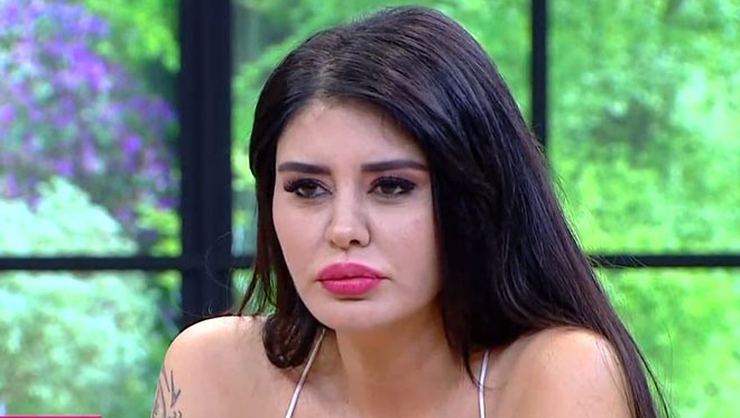 Ebru Polat dodağı ilə şüşə qapağı açdı, sinəsi göründü — VİDEO