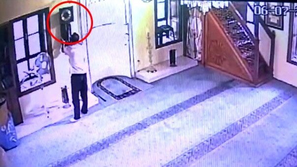 Namaz qılmaq bəhanəsilə məscidə girdi - oğurluq edərkən gizli kameraya düşdü - VİDEO