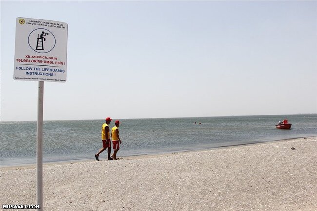 Sərxoş şəxslər xilasedicini döydülər — Çimərlikdə