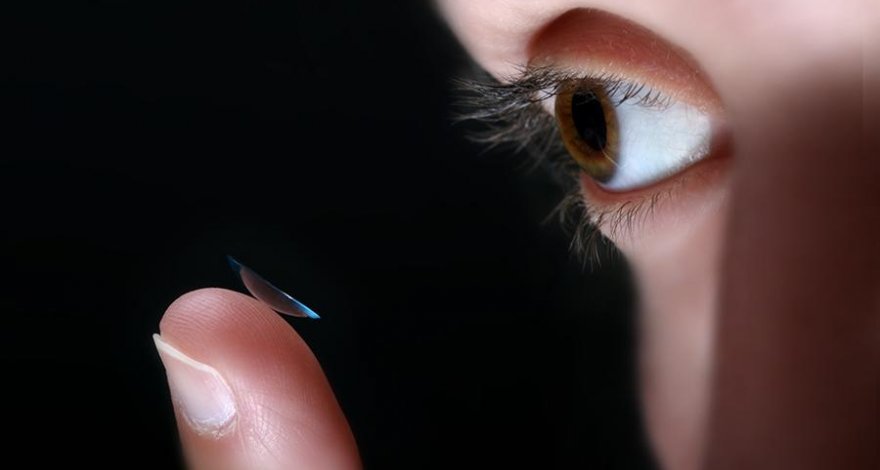 Мужчина принял душ в линзах и ослеп на один глаз