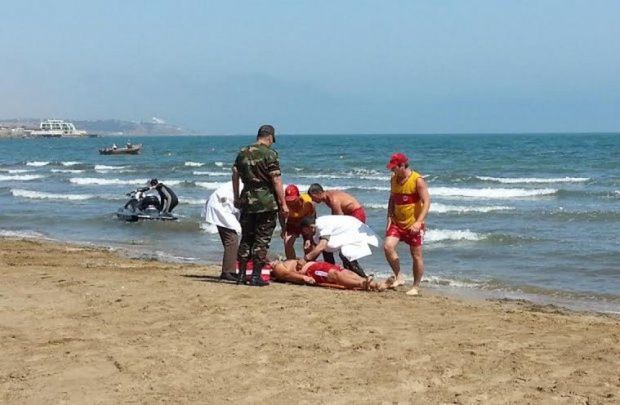 На бакинском пляже избили спасателя
