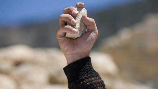 Azərbaycanda qonşu qonşunu daşla döydü - Suya görə