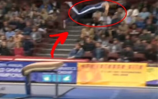 Şok görüntü: Atlet səhv etdi, matrasın üzərinə yox, görün hara düşdü+VİDEO