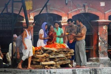 Öldü zənn edib yandıracaqdılar, anası icazə vermədi - Hindistanda möcüzəvi hadisə - FOTO