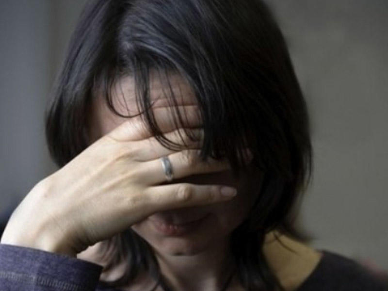 Bakıda yatarkən bıçaqlanan kişini öz arvadı qətlə yetirmiş ola bilər - Qadın yalan danışır?