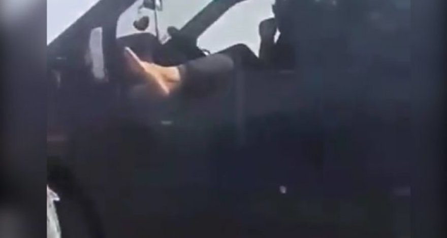 Водитель микроавтобуса высунул ногу в окно на автомагистрали - ВИДЕО