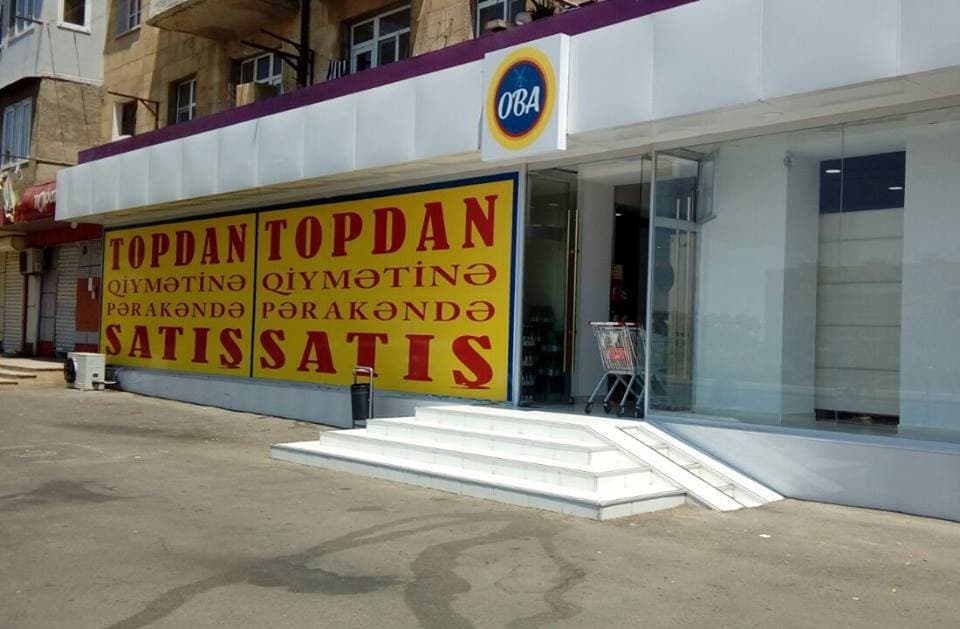 “Oba” marketləri yükləri mağazaya niyə satıcı xanımlara daşıtdırır?