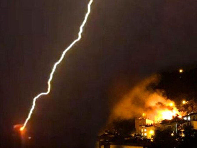 Evə ildırım düşmə anı - VİDEO