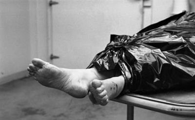 TÜKÜRPƏDİCİ OLAY: Anasının cəsədini 3 il evində saxladı, qızını isə...