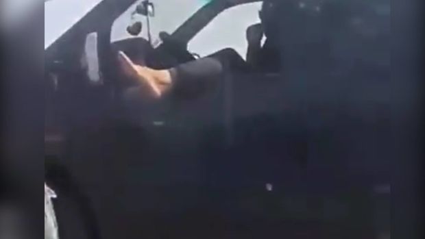 Полиция заинтересовалась водителем, высунувшим ногу в окно