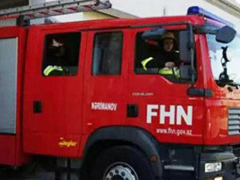 Bakıda ikimərtəbəli ev yanıb