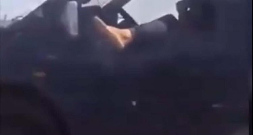 Установлена личность водителя, высунувшего ногу в окно на автомагистрали - ВИДЕО